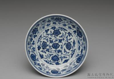 图片[2]-Dish with Indian lotus scrolls in underglaze blue, Qing dynasty, Qianlong reign (1736-1795)-China Archive